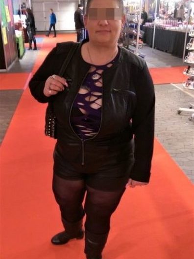 Dominatrice ronde et expérimentée dresse lope sur Paname
