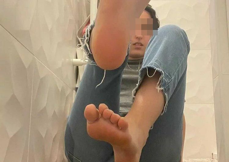 Pour mec qui kif les pieds odorants, jeux fetish et humiliation…